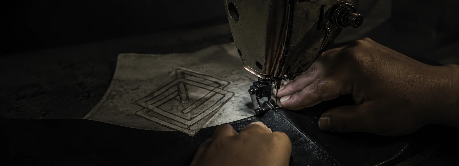 Trabajo artesanal sobre cuero en el taller de Echaleku Boxeo